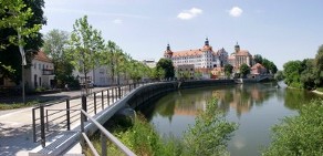 nábřeží Dunaje v pozadí s residenčním zámkem Falcko-neuburských knížat